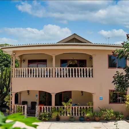 Chez Benoit Self Catering Daire Victoria Dış mekan fotoğraf