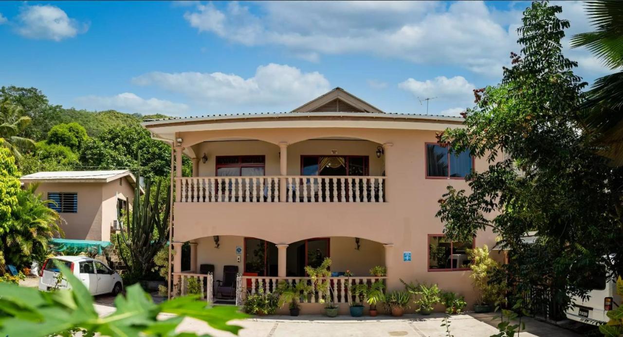 Chez Benoit Self Catering Daire Victoria Dış mekan fotoğraf
