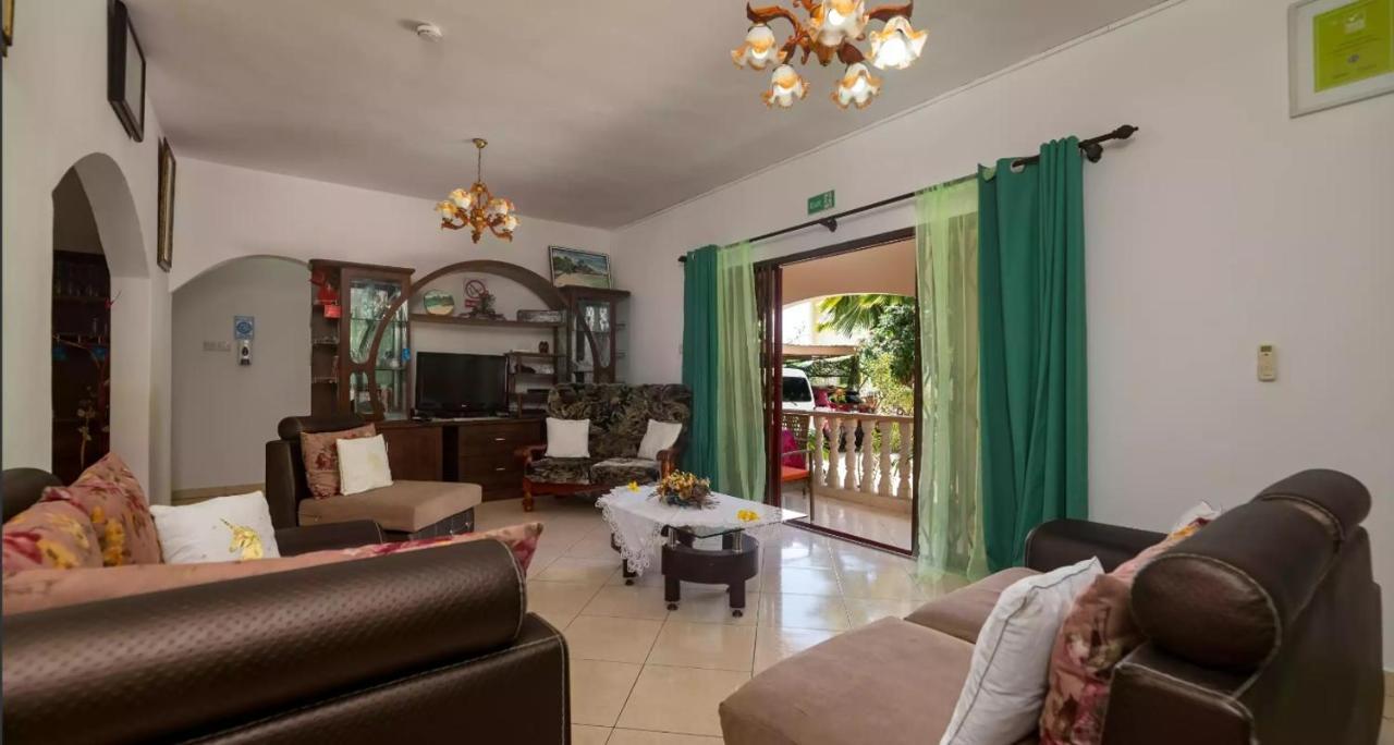 Chez Benoit Self Catering Daire Victoria Dış mekan fotoğraf